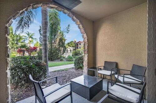 Newly Updated 1st Floor Pool Side Condo, Close to Disney.