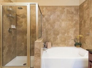 Combined shower/bathtub, hair dryer, towels, soap - Newly Updated 1st Floor Pool Side Condo, Close to Disney. (Davenport)