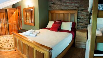 4 室のベッドルーム、デスク、アイロン / アイロン台、旅行用ベビーベッド