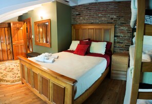4 slaapkamers, een bureau, een strijkplank/strijkijzer, reisbedje