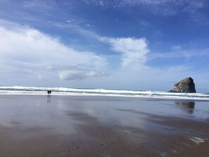 Ranta lähistöllä, aurinkotuoleja