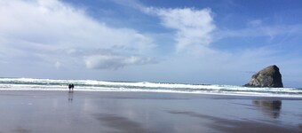 Beautiful Family Home, Wifi, 5 Minute Walk To The Beach. 