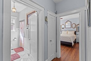 2 bedrooms, desk, iron/ironing board, travel cot - Carolina Cottage at Carolina Pl (Wilmington)