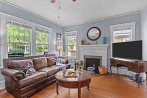 TV, fireplace, books - Carolina Cottage at Carolina Pl (Wilmington)