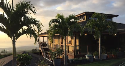 Holualoa Studio Cottage - GIANT OCEAN VIEW! Cool, private, near town