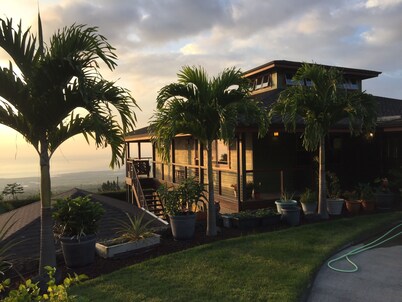 Holualoa Studio Cottage - GIANT OCEAN VIEW! Cool, private, near town