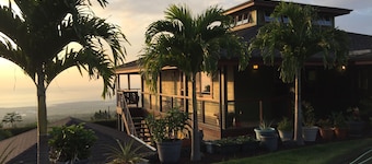 Holualoa Studio Cottage - GIANT OCEAN VIEW! Cool, private, near town