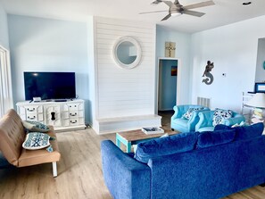 Téléviseur, foyer, lecteur de DVD, livres