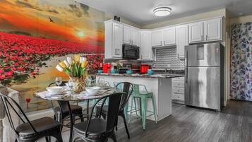 Een koelkast, een microgolfoven, een oven, een kookplaat