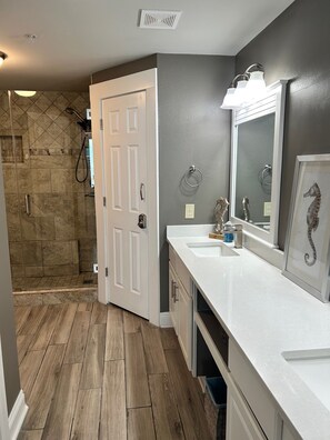 Bathtub, towels - SuperClean Beachfront (2026 Upgrades $40K) Modern 2 Kings, 4 Chairs, VIP Park++ (Panama City Beach)