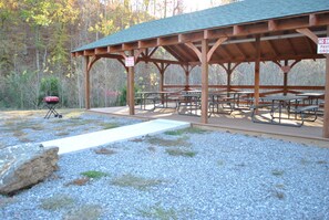 Outdoor dining -  Family-friendly ;Avg. nightly rate $99;  5 miles from Soaky Mtn. Waterpark (Sevierville)