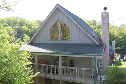  Family-friendly ;Avg. nightly rate $99;  5 miles from Soaky Mtn. Waterpark