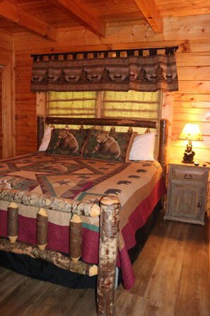 2 bedrooms, desk, iron/ironing board, travel cot -  Family-friendly ;Avg. nightly rate $99;  5 miles from Soaky Mtn. Waterpark (Sevierville)