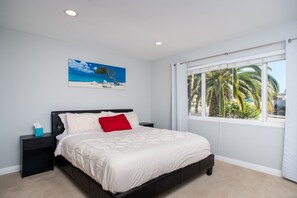 4 camere, una scrivania, ferro/asse da stiro, culla da viaggio