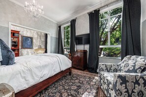 4 bedrooms, iron/ironing board, free WiFi, bed sheets