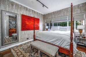 4 bedrooms, iron/ironing board, free WiFi, bed sheets - Downtown Hot Springs! Spacious outdoor area! Walking distance to bathhouse row. (Hot Springs)