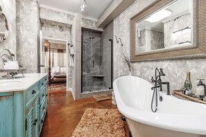 Baignoire, sèche-cheveux, serviettes fournies, savon