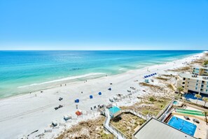 On the beach - Sundestin Beachfront Corner Unit, Panoramic Gulf Views, Professionally renovated (Destin)