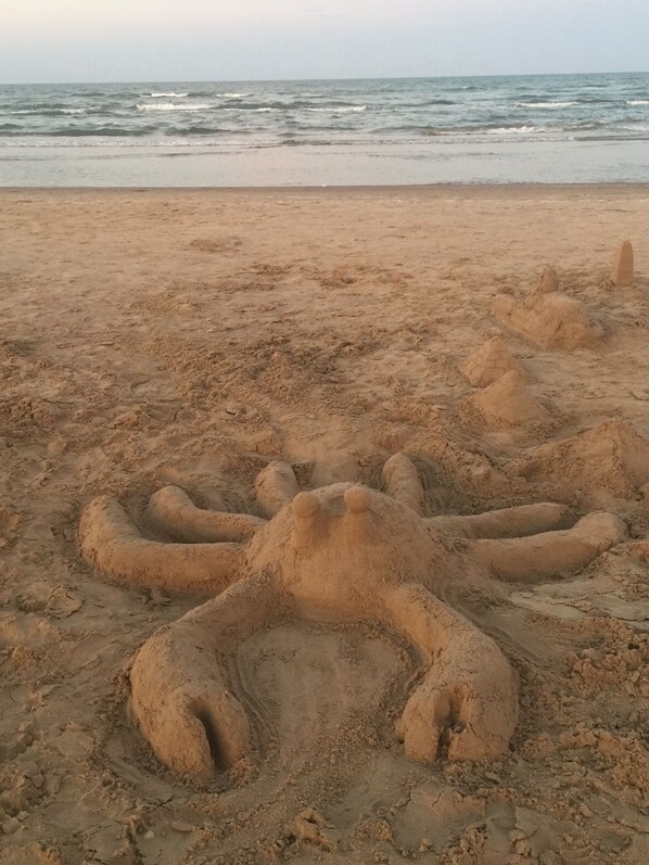 Beach nearby, sun-loungers, beach towels - Gorgeous townhome Walk 2 BEACH, Shops and restaurants! SLEEPS 16+ (South Padre Island)