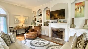 Fernseher, Kamin, DVD-Player, BĂŒcher