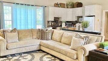 Téléviseur, foyer, lecteur de DVD, livres