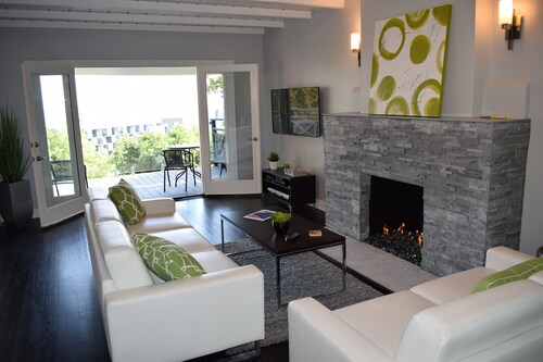 Views!  Walk To Sunset Blvd And West Hollywood!  2Bd House In Hollywood Hills.