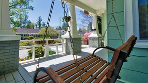 A porch with a wooden bench and a hanging planter. - Bramley House: 3 Blk. Walk to DWTN Hendersonville-Lovingly Restored (Hendersonville)