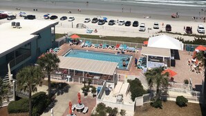 Un complexe hôtelier doté d’une piscine, d’un accès à la plage et offrant une vue sur l’océan.