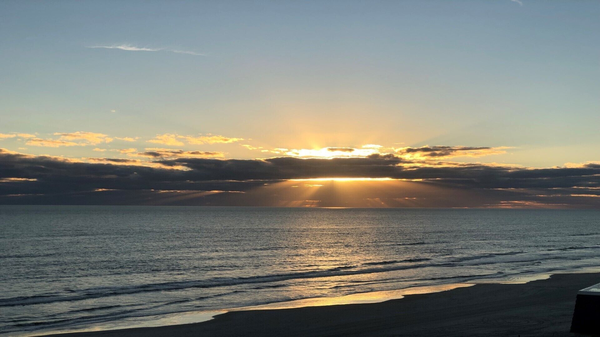 En la playa, camastros y toallas de playa 