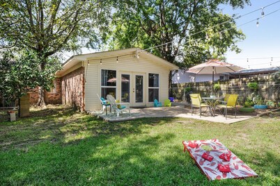 Walk to the Beach and Downtown Restaurants, Bars, and Shops!