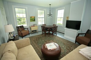 Una Smart TV, una chimenea, libros, una biblioteca de música