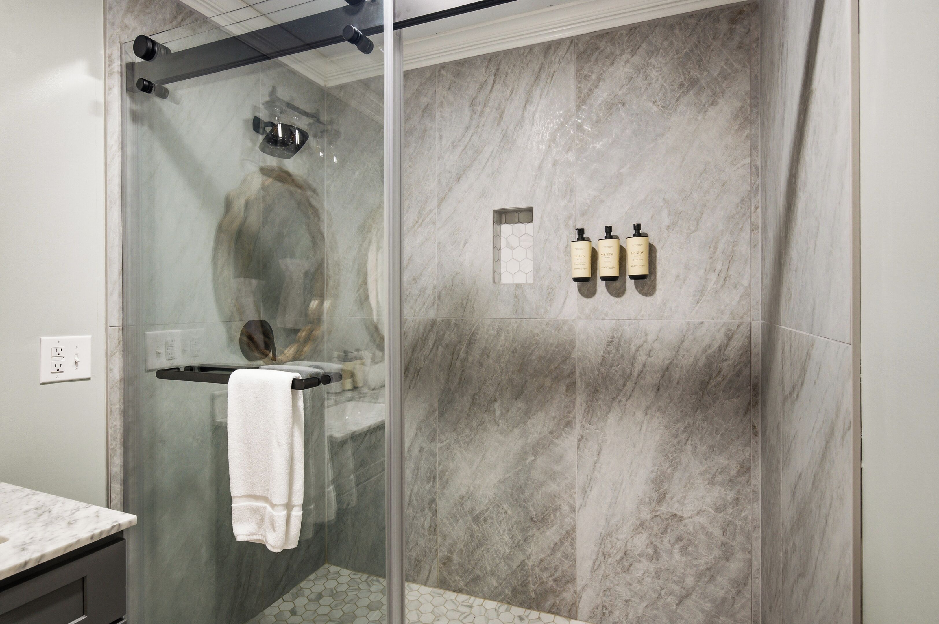 Combined shower/bathtub, hair dryer, towels