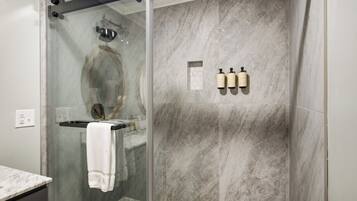 Combined shower/bathtub, hair dryer, towels
