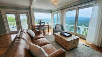 Televisio, takka, kirjoja