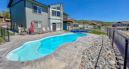 Newer Home With Amazing Lake Views, Heated Pool and Game Room. STR Permit #730.