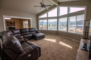 Smart-TV, Videospiele, DVD-Player, Tischfußball