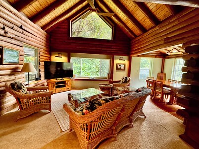 PERMITTED Charming LOG HOUSE Farm Stay! Upcountry Maui. Magical and Peaceful!