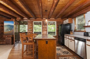Fridge, microwave, oven, stovetop - PERMITTED Charming LOG HOUSE in REAL Upcountry Maui. Magical and Peaceful! (Makawao)