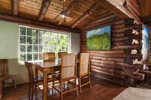Dining - PERMITTED Charming LOG HOUSE in REAL Upcountry Maui. Magical and Peaceful! (Makawao)