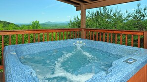 Un bain à remous offrant une vue dégagée sur le paysage environnant.