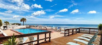 Beautiful Spacious, 3/Bed 2/B, No Drive Beach, Heated Oceanfront Pool, Pets OK!