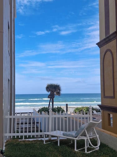 Beautiful Spacious, 3/Bed 2/B, No Drive Beach, Heated Oceanfront Pool, Pets OK!