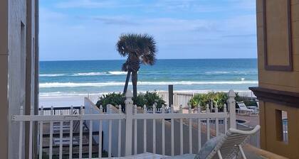 Beautiful Spacious, 3/Bed 2/B, No Drive Beach, Heated Oceanfront Pool, Pets OK!