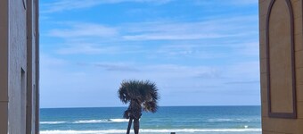 Beautiful Spacious, 3/Bed 2/B, No Drive Beach, Heated Oceanfront Pool, Pets OK!