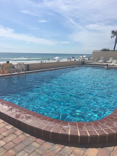 Beautiful Spacious,  No Drive Beach, 3B/2B, Ocean View, Pets OK! Oceanfront Pool