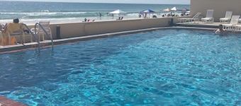 Beautiful Spacious,  No Drive Beach, 3B/2B, Ocean View, Pets OK! Oceanfront Pool