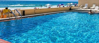 Beautiful Spacious, 3/Bed 2/B, No Drive Beach, Heated Oceanfront Pool, Pets OK!