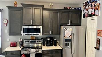 Réfrigérateur, micro-ondes, four, plaque de cuisson