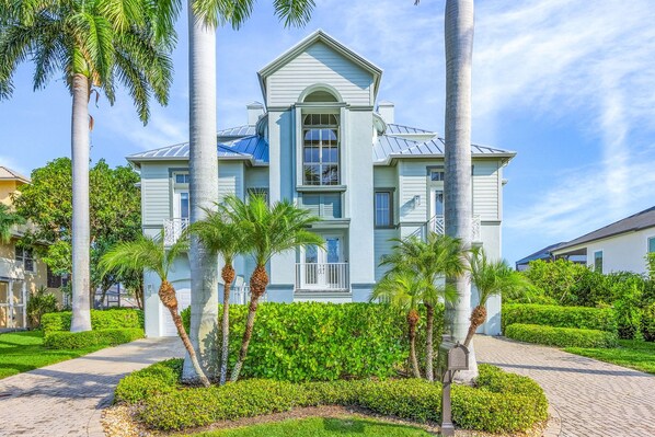 Exterior - Beautiful Gated Waterfront Home 5 Minutes From Barefoot Beach (Bonita Springs)