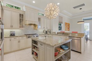Fridge, microwave, oven, stovetop - Beautiful Gated Waterfront Home 5 Minutes From Barefoot Beach (Bonita Springs)